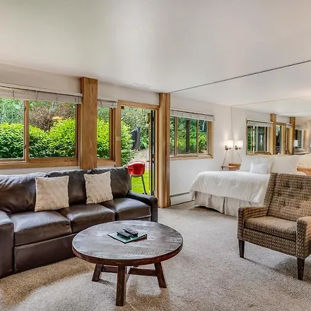 Laurelwood Condominiums 302